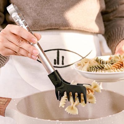 boucles et pince de cuisine femme chandail brun