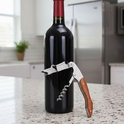 bouteille de vin et tire bouchon comptoir granite