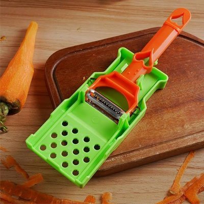 carotte et eplucheur a legumes sur planche de bois 