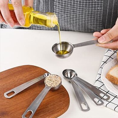 cuilleres doseuses huile avec tablier et serviette a carreaux 