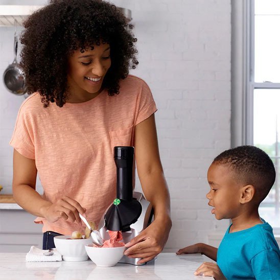 femme avec garcon regardant sorbetiere cuisine blanche