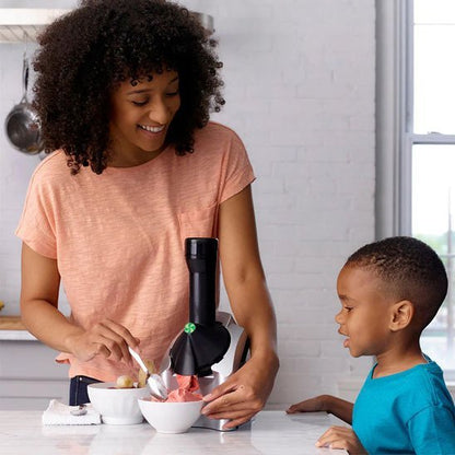 femme avec garcon regardant sorbetiere cuisine blanche