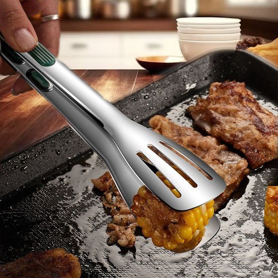 mais pince de cuisine et viande dans grande assiette noire