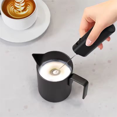 mousseur a lait electrique tasse noire avec cafe latte
