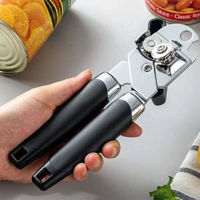 ouvre boite gros plan main comptoir blanc conserve clementines