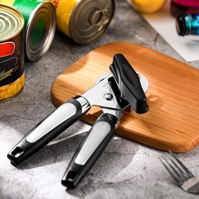 ouvre boite sur planche de bois avec conserves et fourchette