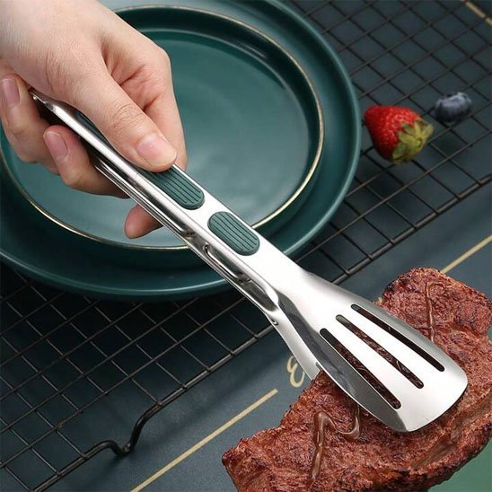 piece de viande pince de cuisine fraise et bleuet