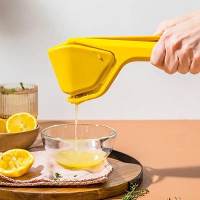 presse citron manuel jaune versant bol verre comptoir cuisine brun