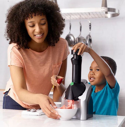 sorbetiere femme avec garcon faisant un sorbet aux fraises