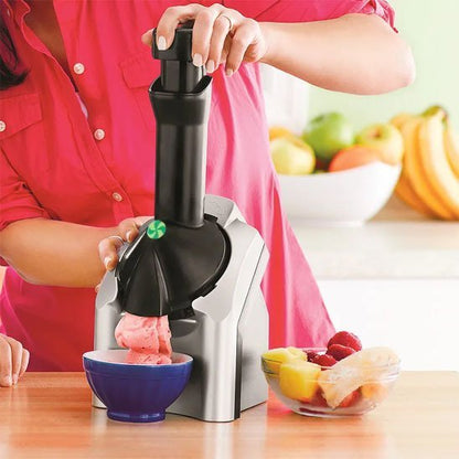 sorbetiere femme chemise rose avec sorbet et fruits