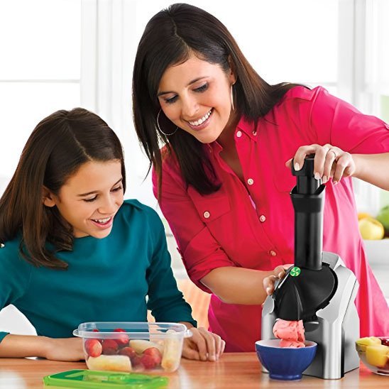 sorbetiere femme et fille faisant sorbet et fruits sur comptoir