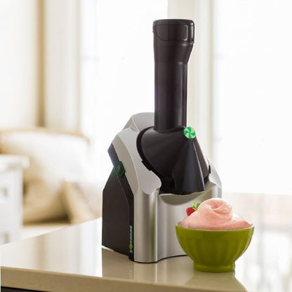 sorbetiere sur comptoir cuisine avec sorbet fraises dans bol vert