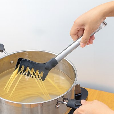 spaghetti avec pince de cuisine dans casserole